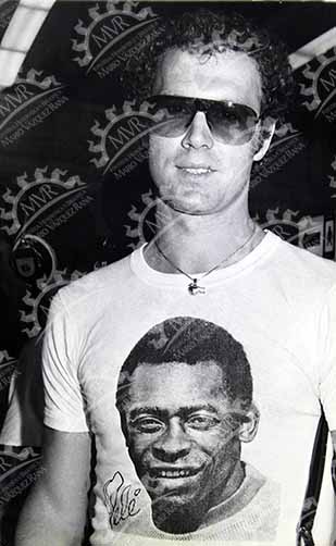 29 de noviembre de 1977 - Franz Beckenbauer con playera de Pelé